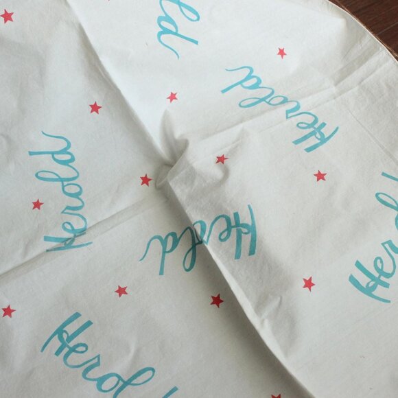 Vintage 1950s Men's Handkerchief, Herold White Cotton with Blue, Red Stars - Picture 7 of 10